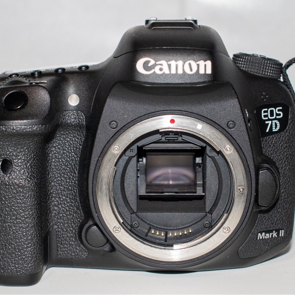 Canon EOS 7d Mark II Camera Bundle - Picture 3 of 16